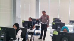 Cerita Pagi dari Tuban, Kerumunan Warga Ini Ternyata Sedang Membahas SIM, STNK, dan BPKB
