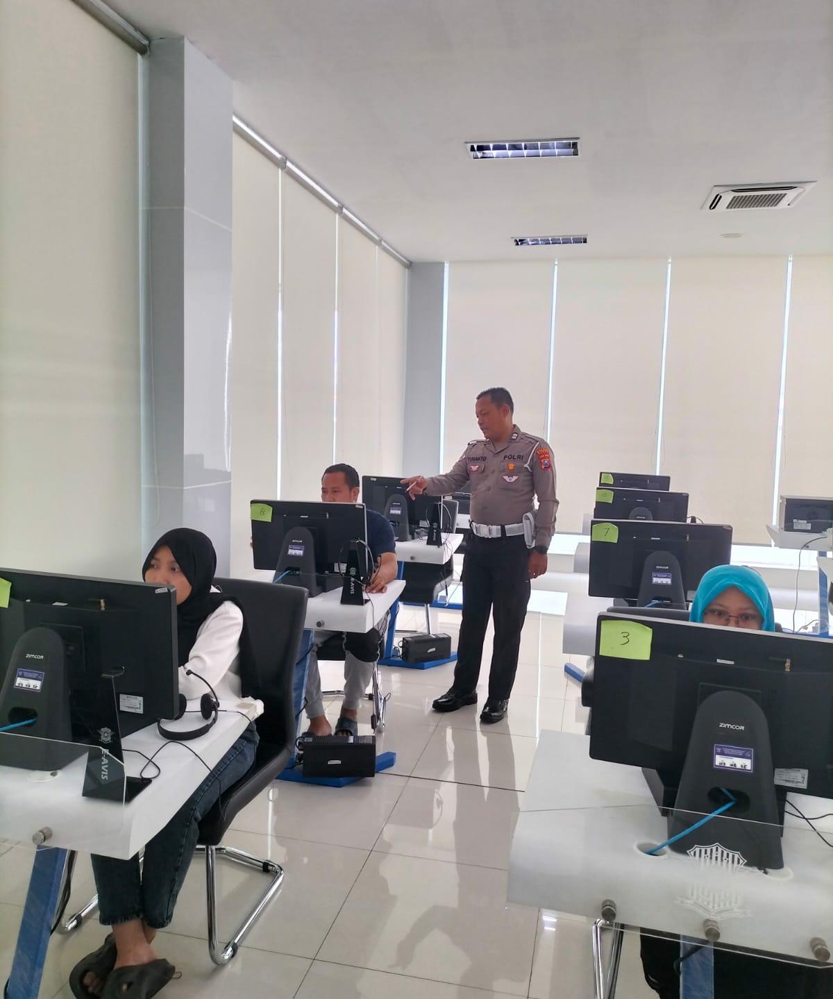 Cerita Pagi dari Tuban, Kerumunan Warga Ini Ternyata Sedang Membahas SIM, STNK, dan BPKB Cerita Pagi dari Tuban, Kerumunan Warga Ini Ternyata Sedang Membahas SIM, STNK, dan BPKB
