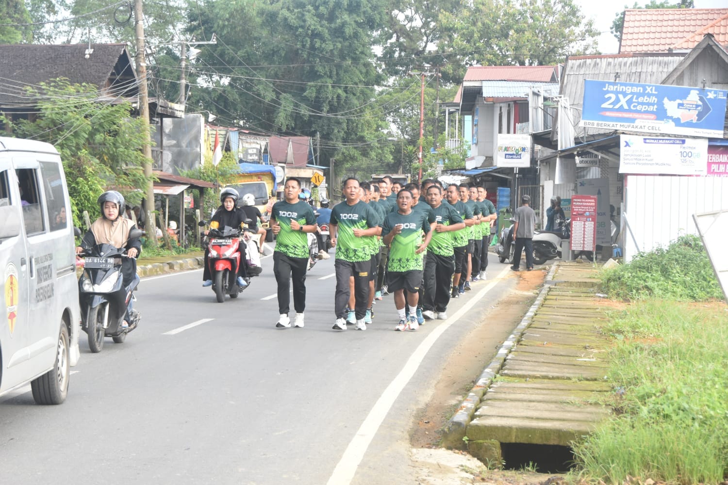 Personel Kodim 1002/HST Susuri Jalan Kota Barabai dalam Aerobik Kebugaran