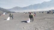 Koramil Sukapura Bersama Sejumlah Pihak Bersihkan Sampah di Kawasan Gunung Bromo