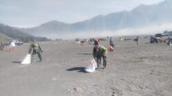 Koramil Sukapura Bersama Sejumlah Pihak Bersihkan Sampah di Kawasan Gunung Bromo