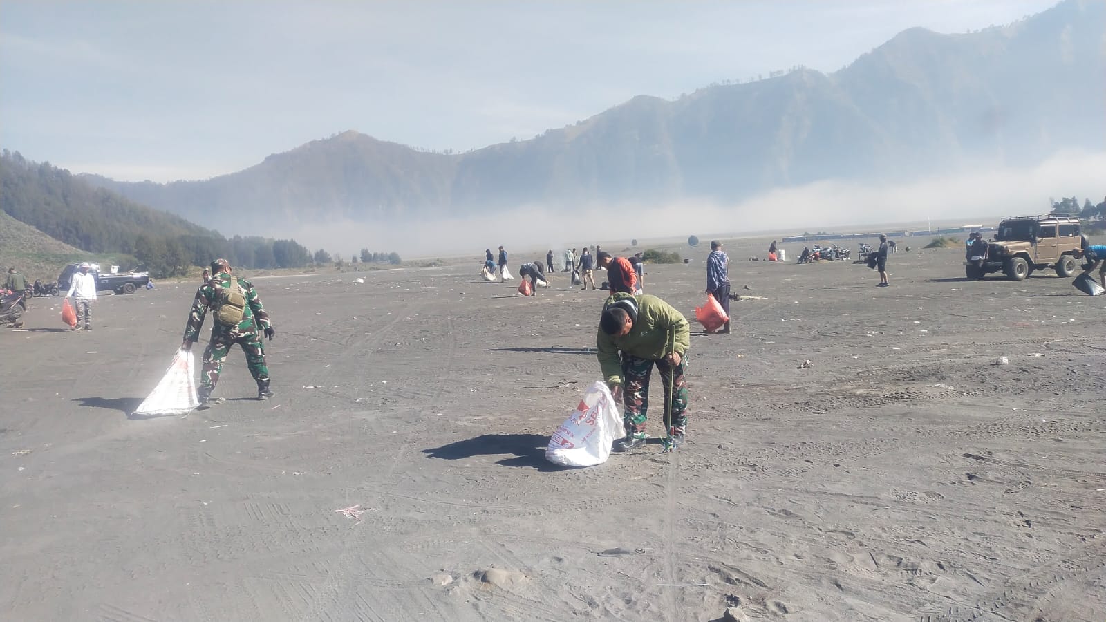 Koramil Sukapura Bersama Sejumlah Pihak Bersihkan Sampah di Kawasan Gunung Bromo
