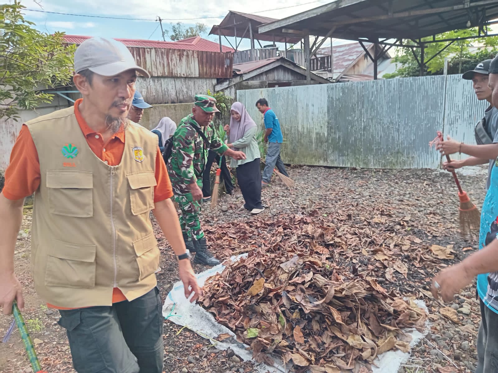 TNI-Polri dan Warga Bersatu Bersihkan Lingkungan, HST Dorong Terwujudnya Desa Bebas Sampah