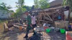 Babinsa Koramil Wonomerto Gotong Royong Bangun Rumah Warga di Jrebeng, Pererat Kedekatan dengan Masyarakat Babinsa Koramil Wonomerto Gotong Royong Bangun Rumah Warga di Jrebeng, Pererat Kedekatan dengan Masyarakat