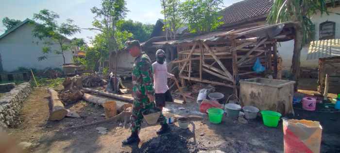 Babinsa Koramil Wonomerto Gotong Royong Bangun Rumah Warga di Jrebeng, Pererat Kedekatan dengan Masyarakat Babinsa Koramil Wonomerto Gotong Royong Bangun Rumah Warga di Jrebeng, Pererat Kedekatan dengan Masyarakat