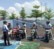 Di Tengah Ramainya Pagi Tuban, Polantas Hadir Bukan untuk Menilang, Melainkan Mendengar dan Memberi Solusi
