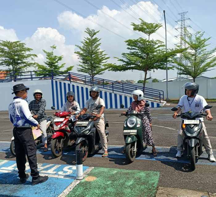 Di Tengah Ramainya Pagi Tuban, Polantas Hadir Bukan untuk Menilang, Melainkan Mendengar dan Memberi Solusi Di Tengah Ramainya Pagi Tuban, Polantas Hadir Bukan untuk Menilang, Melainkan Mendengar dan Memberi Solusi