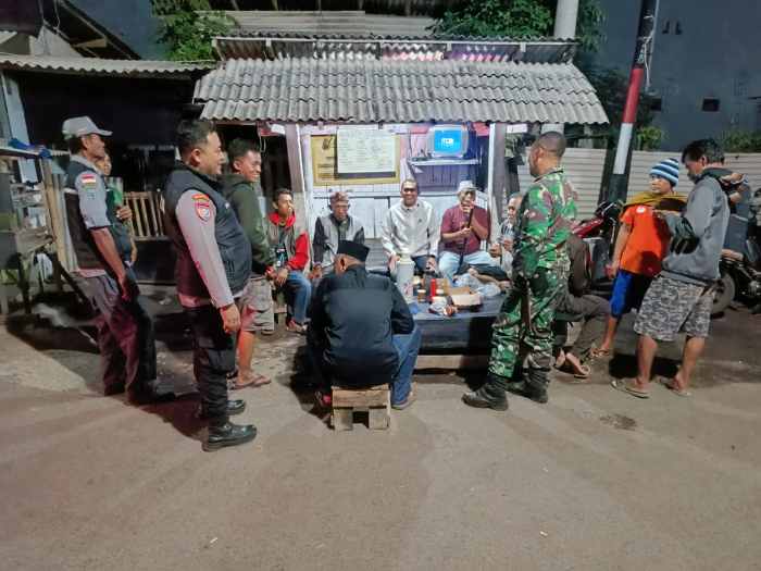 TNI Bersama Warga Perkuat Keamanan Lingkungan, Koramil Kanigaran Turun Langsung Awasi Siskamling TNI Bersama Warga Perkuat Keamanan Lingkungan, Koramil Kanigaran Turun Langsung Awasi Siskamling