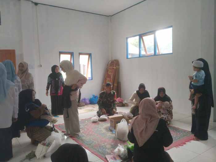 TNI Hadir untuk Kesehatan Warga, Babinsa Koramil Barabai Kawal Kegiatan Posyandu Desa Banua Jingah TNI Hadir untuk Kesehatan Warga, Babinsa Koramil Barabai Kawal Kegiatan Posyandu Desa Banua Jingah