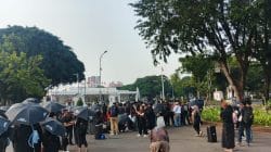 Payung Hitam Menghadap Istana, JSKK Kembali Gaungkan Tuntutan Penyelesaian Pelanggaran HAM dan Kritik terhadap Kondisi Demokrasi