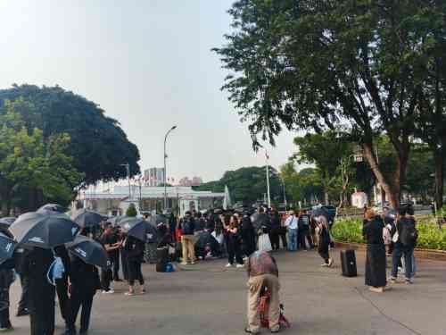 Payung Hitam Menghadap Istana, JSKK Kembali Gaungkan Tuntutan Penyelesaian Pelanggaran HAM dan Kritik terhadap Kondisi Demokrasi Payung Hitam Menghadap Istana, JSKK Kembali Gaungkan Tuntutan Penyelesaian Pelanggaran HAM dan Kritik terhadap Kondisi Demokrasi
