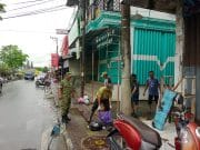 Melalui Jumat Bersih, Babinsa Koramil 1002-06/Barabai Tingkatkan Kesadaran Warga Cegah Banjir
