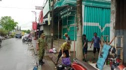 Melalui Jumat Bersih, Babinsa Koramil 1002-06/Barabai Tingkatkan Kesadaran Warga Cegah Banjir Melalui Jumat Bersih, Babinsa Koramil 1002-06/Barabai Tingkatkan Kesadaran Warga Cegah Banjir