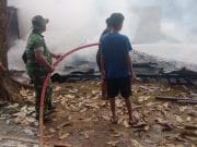 Sigap di Tengah Musibah, Babinsa Upau Bantu Evakuasi dan Pemadaman Kebakaran Warga