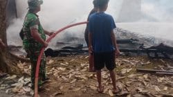 Sigap di Tengah Musibah, Babinsa Upau Bantu Evakuasi dan Pemadaman Kebakaran Warga