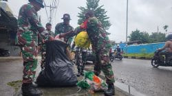 Semangat Gotong Royong, Kodim 1710/Mimika Bersihkan Lingkungan Bersama Masyarakat