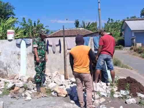 Koramil Wonomerto Bersama Petugas Dan masyarakat Gotong Royong Perbaiki Saluran PDAM Koramil Wonomerto Bersama Petugas Dan masyarakat Gotong Royong Perbaiki Saluran PDAM