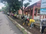 Semangat Kebersamaan, Babinsa dan Warga Awang Baru Bergotong Royong Cegah Banjir