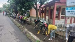 Semangat Kebersamaan, Babinsa dan Warga Awang Baru Bergotong Royong Cegah Banjir
