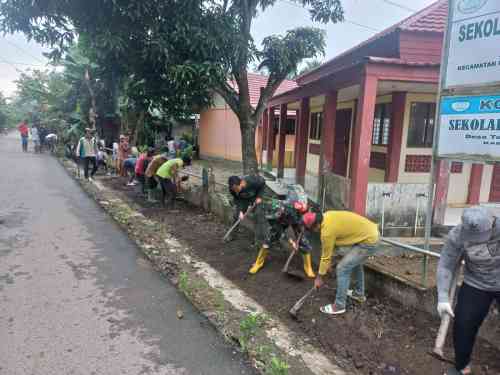 Semangat Kebersamaan, Babinsa dan Warga Awang Baru Bergotong Royong Cegah Banjir