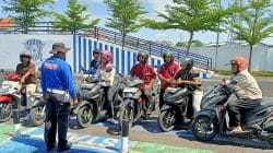 Pagi di Tuban Bikin Penasaran, Pengendara Justru Berkerumun di Dekat Polantas Tuban Bahas SIM