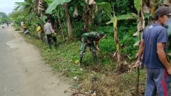Tetap Mengabdi di Hari Libur, Babinsa Kodim 1002/HST Bersama Warga Bersihkan Lingkungan Tetap Mengabdi di Hari Libur, Babinsa Kodim 1002/HST Bersama Warga Bersihkan Lingkungan