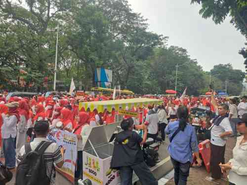 Ratusan Warga Gelar Aksi di Monas, Desak Koruptor MBG Diadili dan Program Tetap Dilanjutkan Ratusan Warga Gelar Aksi di Monas, Desak Koruptor MBG Diadili dan Program Tetap Dilanjutkan
