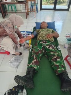 Babinsa Koramil Pandawan Donorkan Darah untuk Warga Binaan yang Dirawat di RSUD Barabai