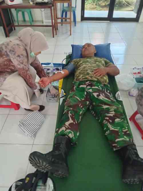 Babinsa Koramil Pandawan Donorkan Darah untuk Warga Binaan yang Dirawat di RSUD Barabai