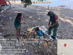 Peduli Lingkungan Pesisir, Babinsa Kodim 1505/Tidore Ajak Warga Bersihkan Sampah Plastik di Pantai Oba Tengah