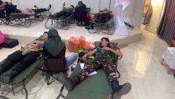 Sambut HUT Bhayangkara ke-80, Personel Kodim 1008/Tabalong Ikut Donor Darah di Polres Tabalong