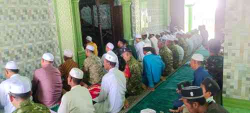 Salat Jumat di Ponpes Nurul Islam, Dandim HST Ajak Warga Jaga Persatuan