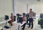 Sempat Waswas Lihat Polisi, Pengendara Tuban Kini Malah Menunggu Polantas Tuban Bahas SIM, STNK dan BPKB