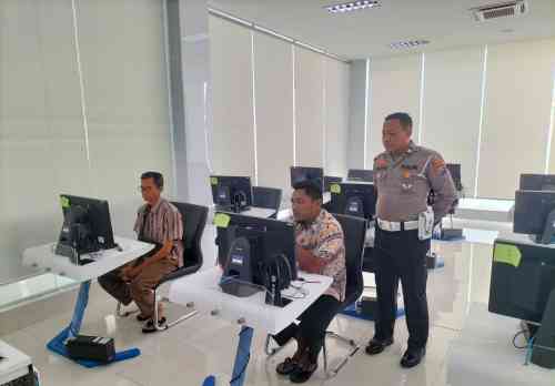 Sempat Waswas Lihat Polisi, Pengendara Tuban Kini Malah Menunggu Polantas Tuban Bahas SIM, STNK dan BPKB