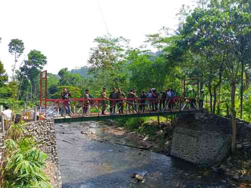 Dandim 0820/Probolinggo Letkol Inf Ribut Yodo Apriantono Pimpin Peninjauan Jembatan Garuda Merah Putih Di Wilayah Teritorial