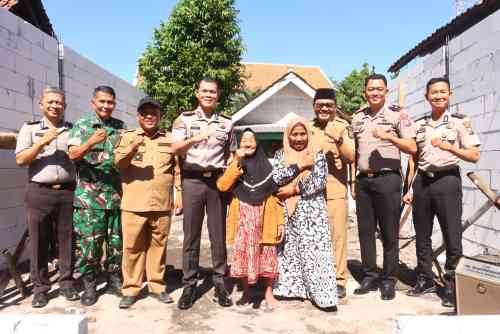 Kapolres Probolinggo Kota Letakkan Batu Pertama Bedah Rumah Warga Tongas, Wujud Kepedulian HUT Bhayangkara ke-80