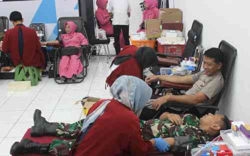 Babinsa Kodim Bojonegoro Ikuti Donor Darah Hari Bhayangkara Tahun 2026