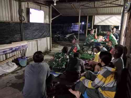 TNI dan Warga Desa Tubau Nobar Piala Dunia, Bangun Kebersamaan dan Keakraban
