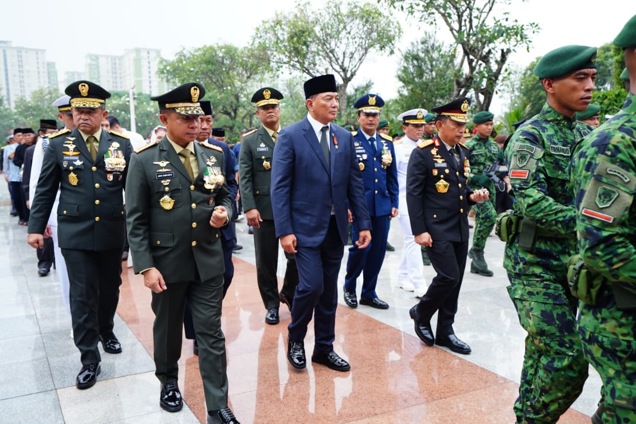Panglima TNI Hadiri Upacara Pemakaman Jenderal TNI (Purn) Ryamizard Ryacudu