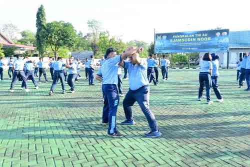 Perkuat Fisik, Mental, dan Kesiapsiagaan, Personel Lanud Sjamsudin Noor Asah Kemampuan Bela Diri Taktis Perkuat Fisik, Mental, dan Kesiapsiagaan, Personel Lanud Sjamsudin Noor Asah Kemampuan Bela Diri Taktis