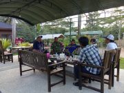 Komsos Babinsa Koramil 0908-04/Marangkayu Jadi Wadah Pererat Silaturahmi dan Jaga Kondusivitas Di Desa Santan Ulu