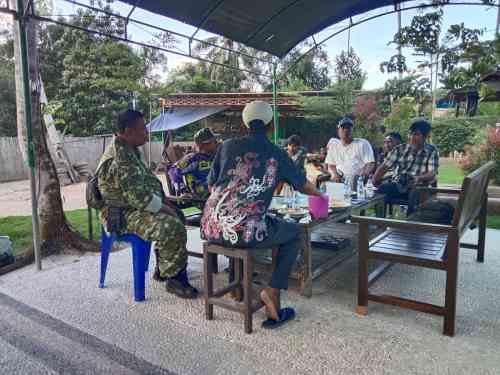 Komsos Babinsa Koramil 0908-04/Marangkayu Jadi Wadah Pererat Silaturahmi dan Jaga Kondusivitas Di Desa Santan Ulu