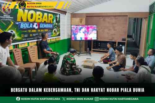 Bersatu Dalam Kebersamaan, TNI Dan Rakyat Nobar Piala Dunia Bersatu Dalam Kebersamaan, TNI Dan Rakyat Nobar Piala Dunia