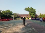 Tumbuhkan Disiplin Dan Jiwa Korsa Sejak Dini, Babinsa Plosokerep Latih PBB Siswa Baru SMPN 8 Blitar