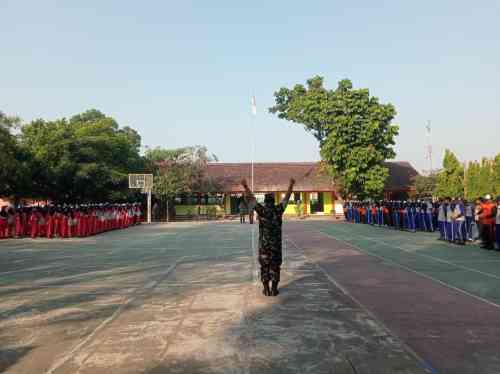 Tumbuhkan Disiplin Dan Jiwa Korsa Sejak Dini, Babinsa Plosokerep Latih PBB Siswa Baru SMPN 8 Blitar Tumbuhkan Disiplin Dan Jiwa Korsa Sejak Dini, Babinsa Plosokerep Latih PBB Siswa Baru SMPN 8 Blitar