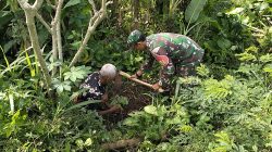 Lestarikan Alam, Babinsa Sidomulyo Sertu Deny Bersama Warga Gelar Aksi Tanam Pohon