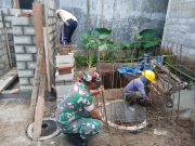 Wujudkan Lingkungan Sehat, Serda Eko Prayitno Bersama Warga Bangun MCK Untuk Keluarga Bapak Saiful