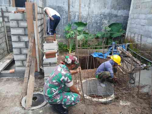Wujudkan Lingkungan Sehat, Serda Eko Prayitno Bersama Warga Bangun MCK Untuk Keluarga Bapak Saiful