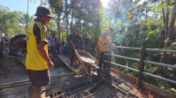 Percepat Pembangunan Infrastruktur, Sertu Hary Bersama Warga Gelar Pengecoran Jembatan Aramco Percepat Pembangunan Infrastruktur, Sertu Hary Bersama Warga Gelar Pengecoran Jembatan Aramco