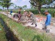 Lancar Akses Pertanian, Kopka Budi Bersama Warga Bersihkan Area Jalan Persawahan Tambakan